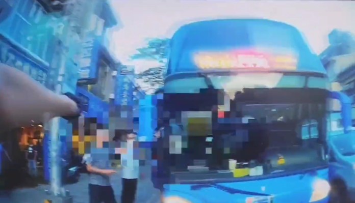(小客車駕駛攔客運施暴片)自小客車與客運行車糾紛 駕駛攔車施暴譙警察 66 | 社會 社會 記者爆料網