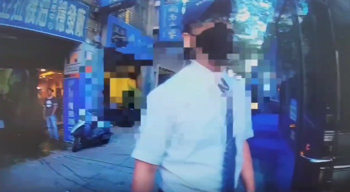 (小客車駕駛攔客運施暴片)自小客車與客運行車糾紛 駕駛攔車施暴譙警察 67 | 社會 社會 記者爆料網
