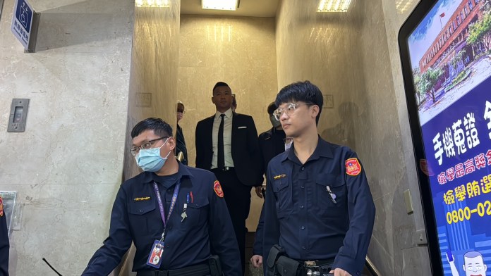 快訊/遭指控性騷反告妨害名譽 黑人二度出庭應訊 76 112 8 | 藝文娛樂 藝文娛樂 記者爆料網