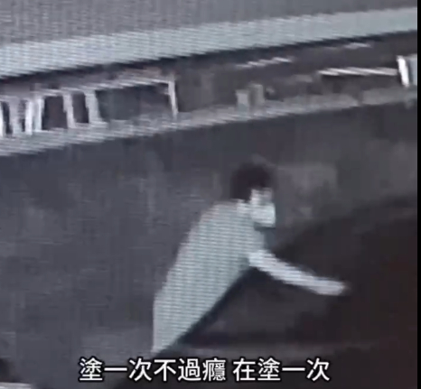 (車被抹黃油片)招誰惹誰? 車停路邊竟遭塗抹黃油 55 | 社會 社會 記者爆料網