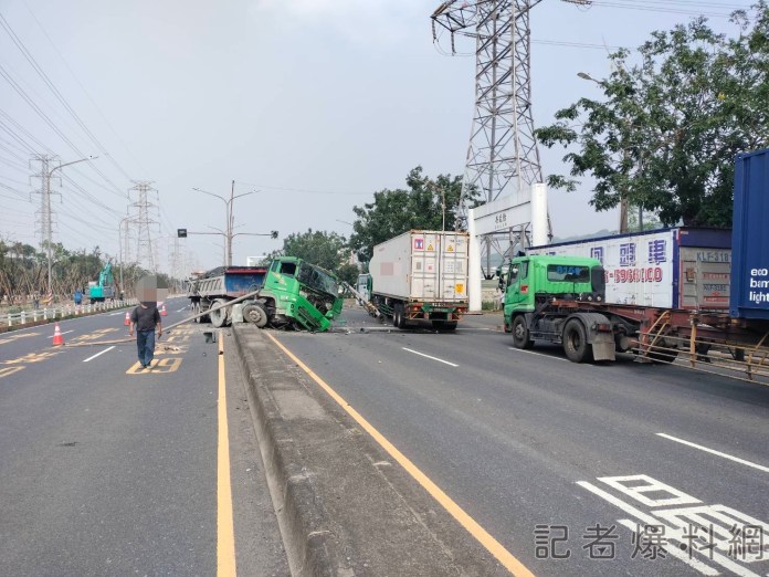 聯結車爆胎悚撞分隔島 號誌遭撞斷倒楣貨櫃車挨撞 驚險撞擊曝 53 EC06DCA0 1E45 490E 919C 52AB3AF376C3 | 社會 社會 記者爆料網