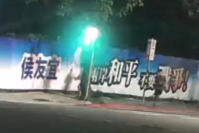 (侯友宜競選帆布遭塗鴨片)有車經過照噴!台北市侯友宜競選帆布遭噴漆 兩名塗鴨族到案 54 | 社會 社會 記者爆料網