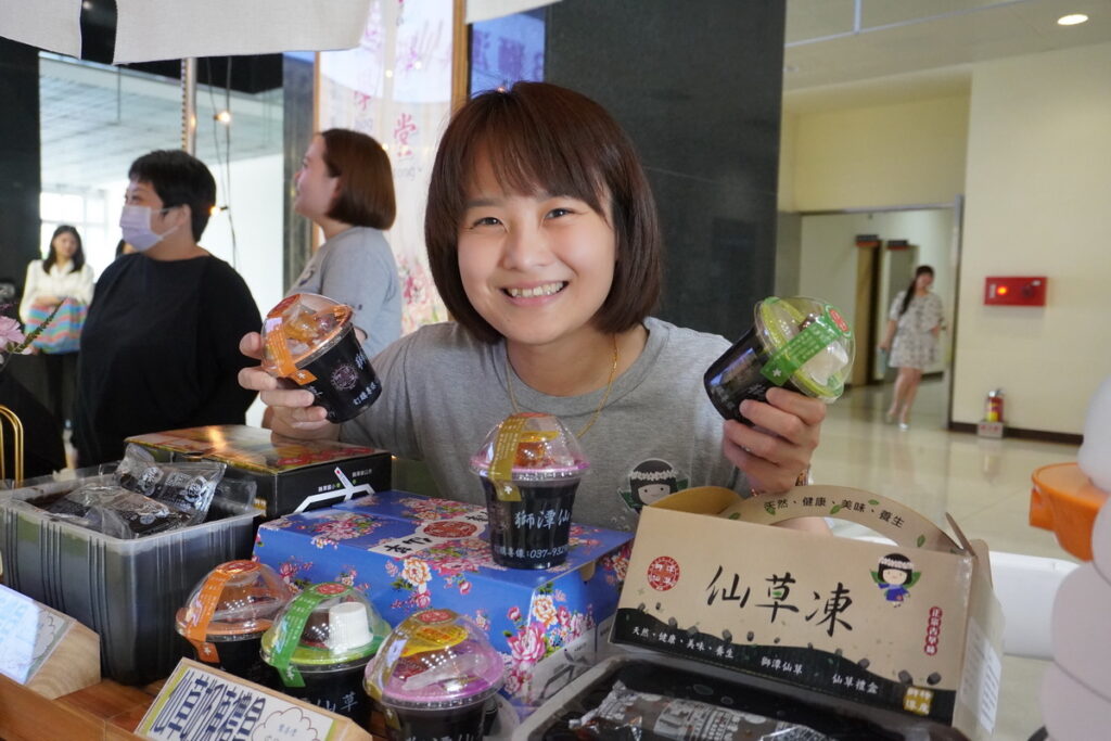 活動期間可持「仙草美食護照」內兌換券至指定店家兌換仙草凍檸茶、仙草凍、仙草冰淇淋、仙草蜜、仙草霜淇淋等商品五選三。