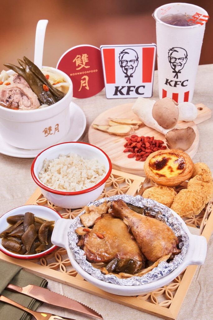 肯德基領先其他速食業,首度攜手蟬聯 6 年必比登名店「雙月食品社」,將深受歡迎的剝皮辣椒雞湯變身新台式美味「剝皮辣椒紙包雞」。