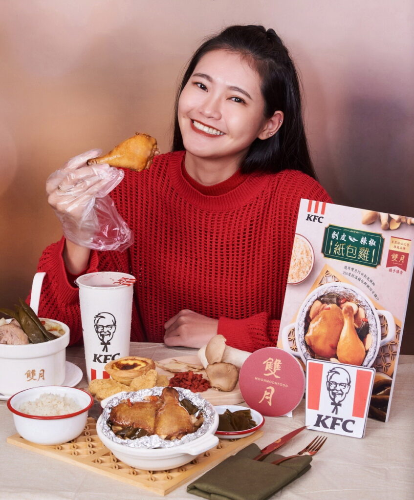 肯德基「剝皮辣椒紙包雞」完美結合封烤香嫩多汁的雞腿肉,豐富的口感立即在嘴裡釋放,微辣的回甘尾韻,讓味覺更添層次,暖心更暖胃!