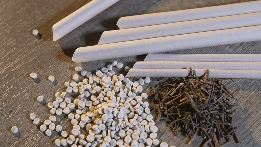 運用茶葉剩餘的茶梗,製作環保綠吸管。(圖/毅達吸管提供)