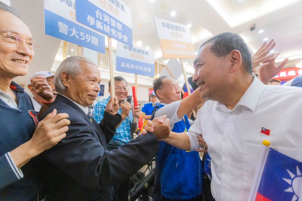 《圖說》侯友宜與老戰友相見歡熱烈互動。〈侯競辦提供〉