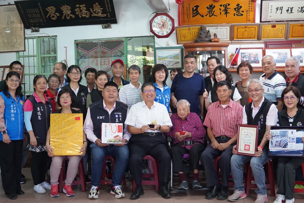 楊文科親訪長輩陪度九九重陽節。(圖/新竹縣政府提供)