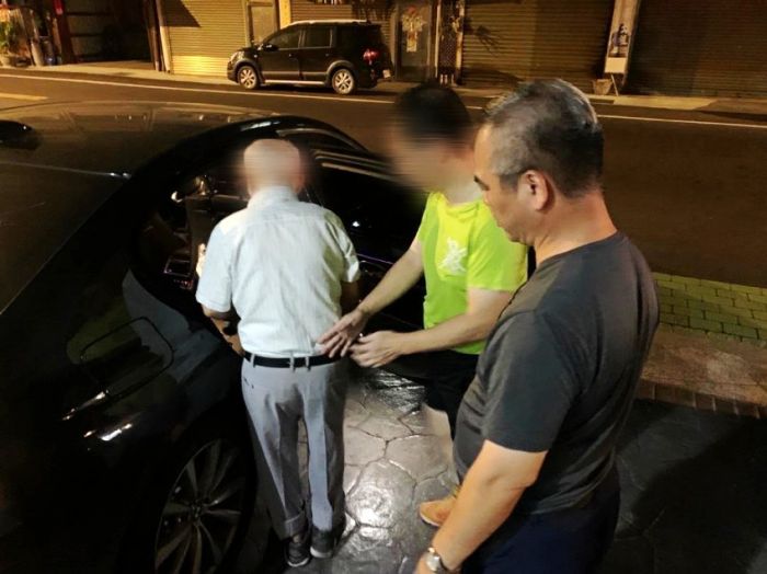 兩手空空晚間賣熱粽? 司機察覺老翁異狀報警協助