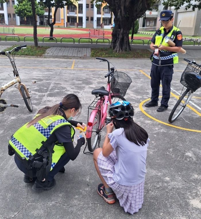 莿桐警守護學童安全 自行車加貼反光貼紙護平安