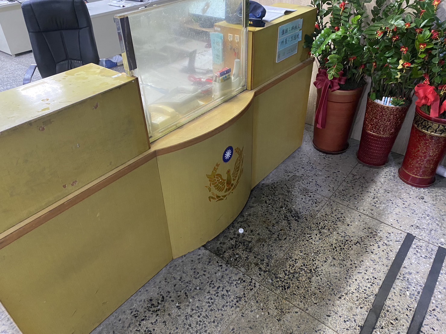 汽油潑灑在值班臺前地面。（記者薛秀蓮翻攝)