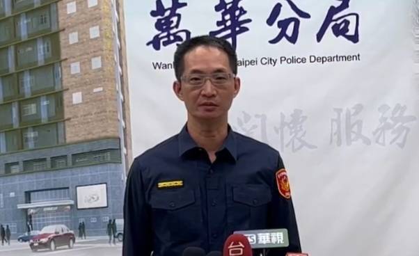 萬華分局副分局長廖立仁說明對邱姓偵查佐懲處。（記者林金聖翻攝）