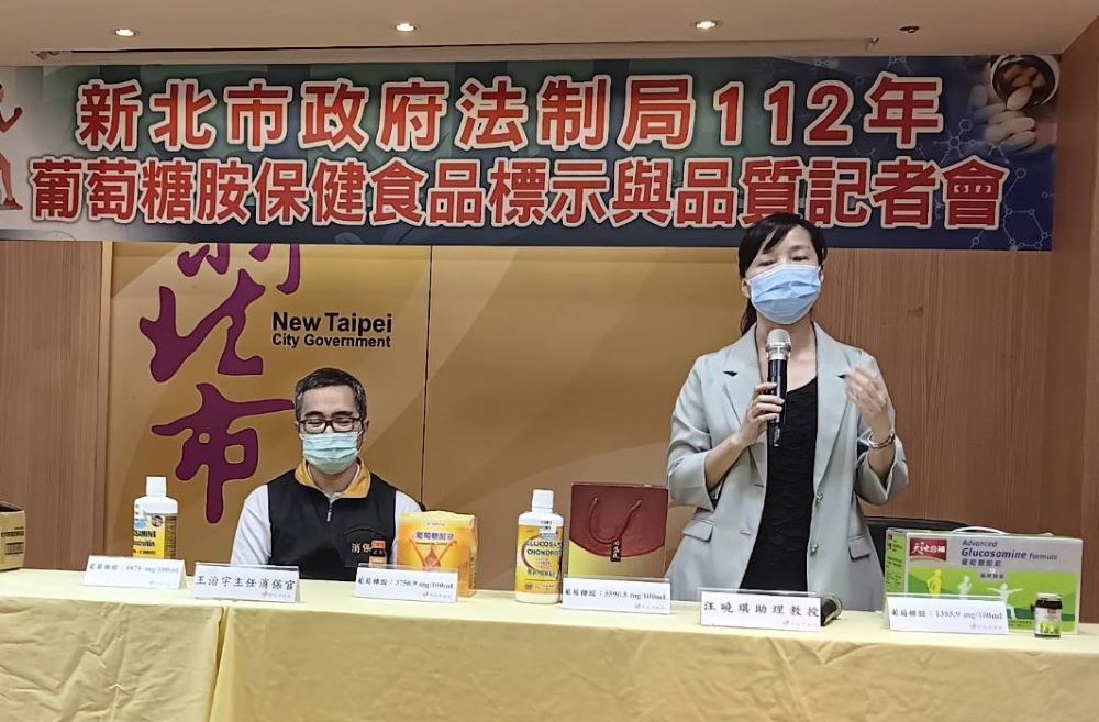 《圖說》耕莘健康管理專科學校助理教授汪曉琪解說葡萄糖胺功能及注意事項。〈記者葉仁富攝〉