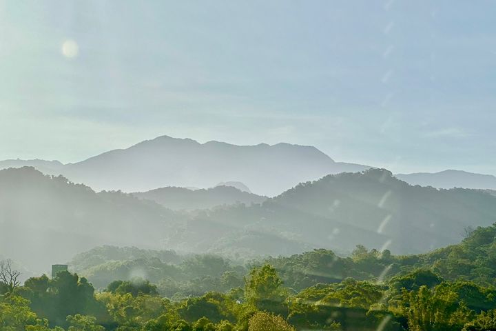 明德水庫群山環抱,景緻山明水秀,如夢似幻。 圖:苗栗水漾明月度假文旅/提供