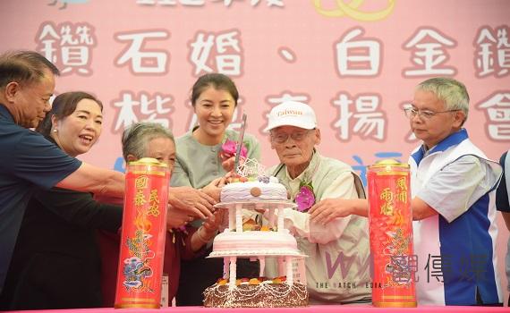 牽手逾半世紀 南投縣政府在九族表揚金鑽婚