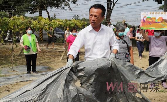 全國首創農業剩餘資材資源循環計畫 翁章梁絲瓜棚實地示範抖廢農膜