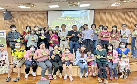 員林市立圖書館推廣多元閱讀 張偉傑老師教導多肉植物療癒美學