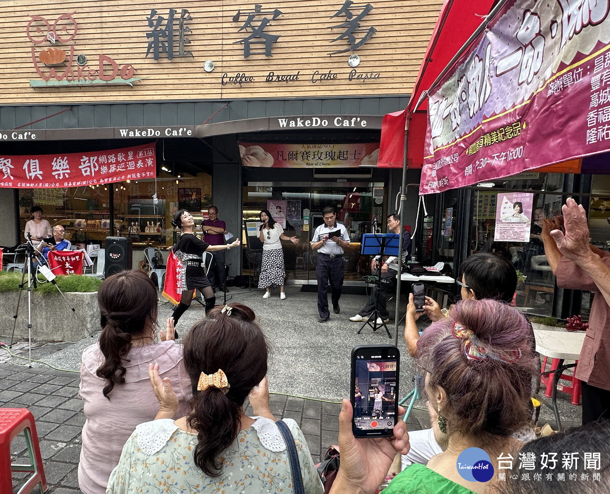 台上唱得精彩台下伴舞與觀眾更是盡興。(記者扶小萍攝)