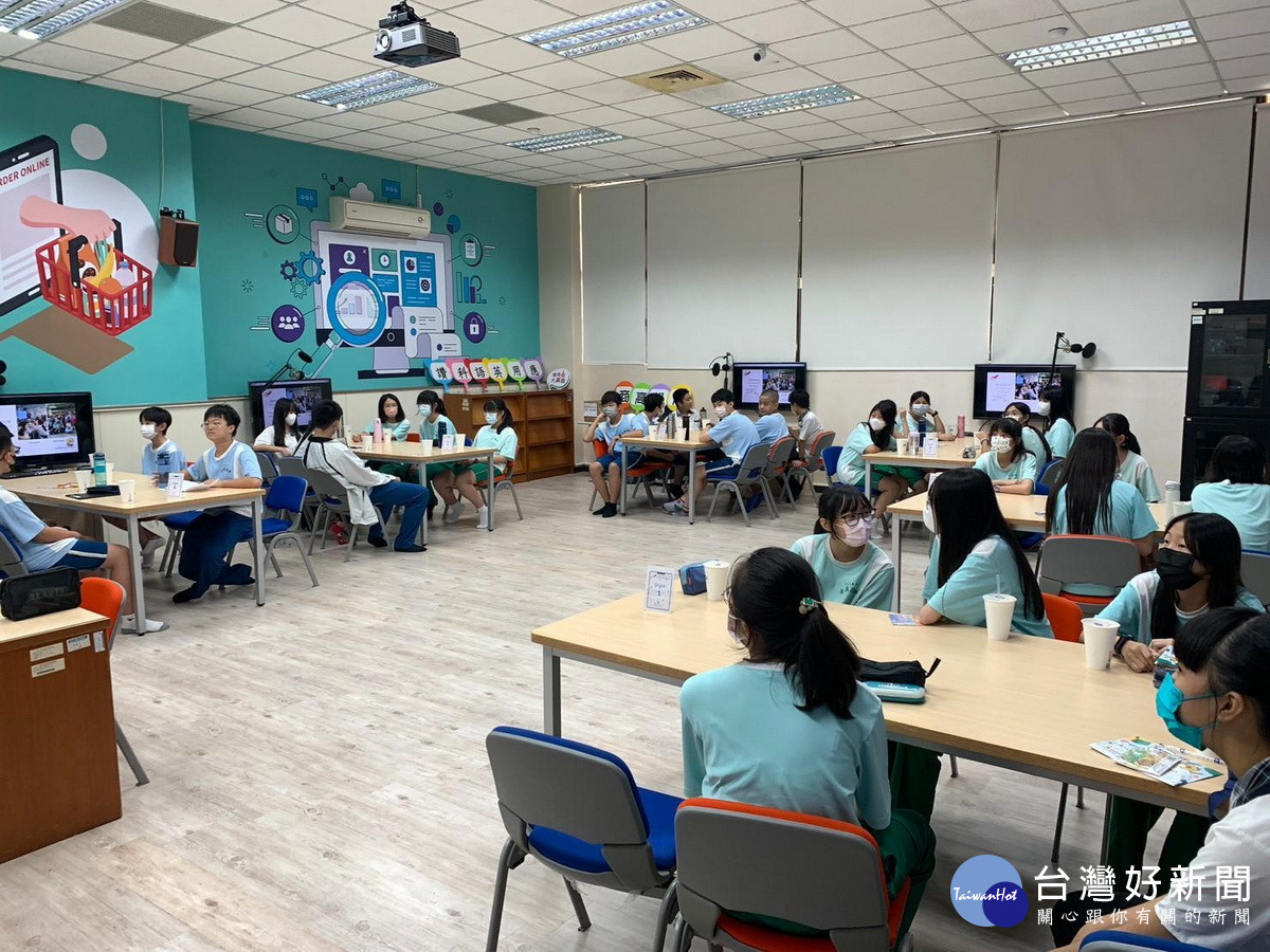 中興國中學生體驗專業商業攝影及錄製。(投商提供)