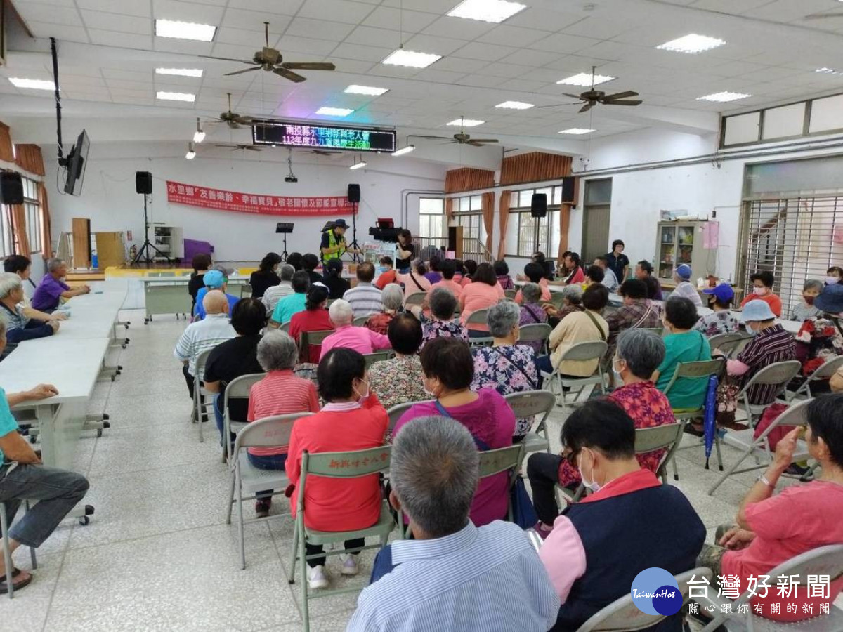 車埕派出所結合轄內的重陽節活動，不放過任何可宣傳的機會，同時實施防詐騙及交通安全宣導。