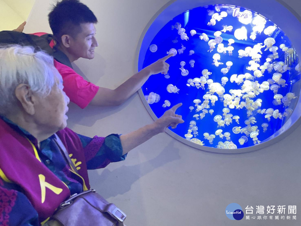 華山基金會邀請四位百歲爺奶共遊桃園Xpark水族館 重陽拾童心