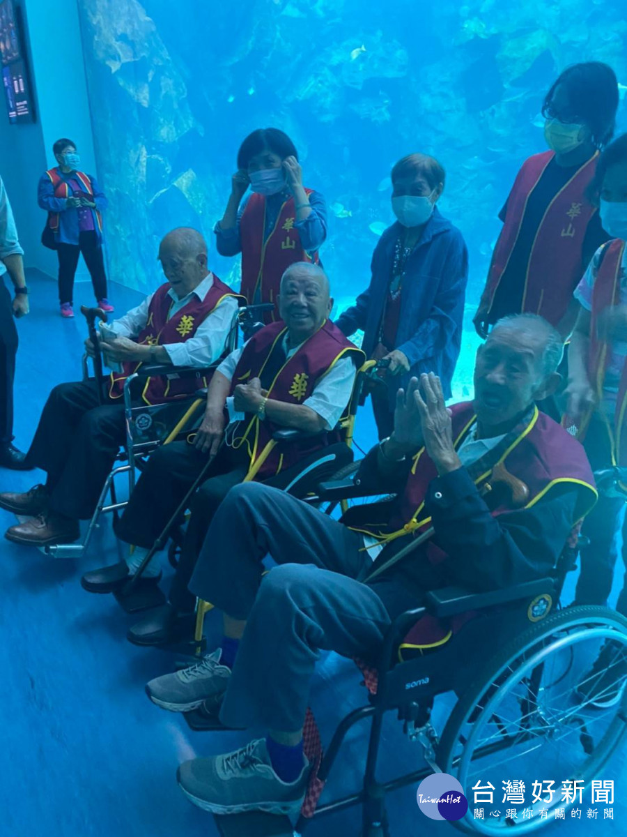 華山基金會邀請四位百歲爺奶共遊桃園Xpark水族館 重陽拾童心