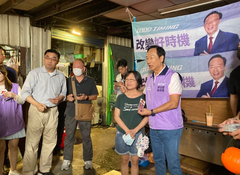 鴻海創辦人郭台銘(紫背心者)表示和台灣民眾黨總統參選人柯文哲見面,圖為郭台銘日前視察新莊連署站。中央社