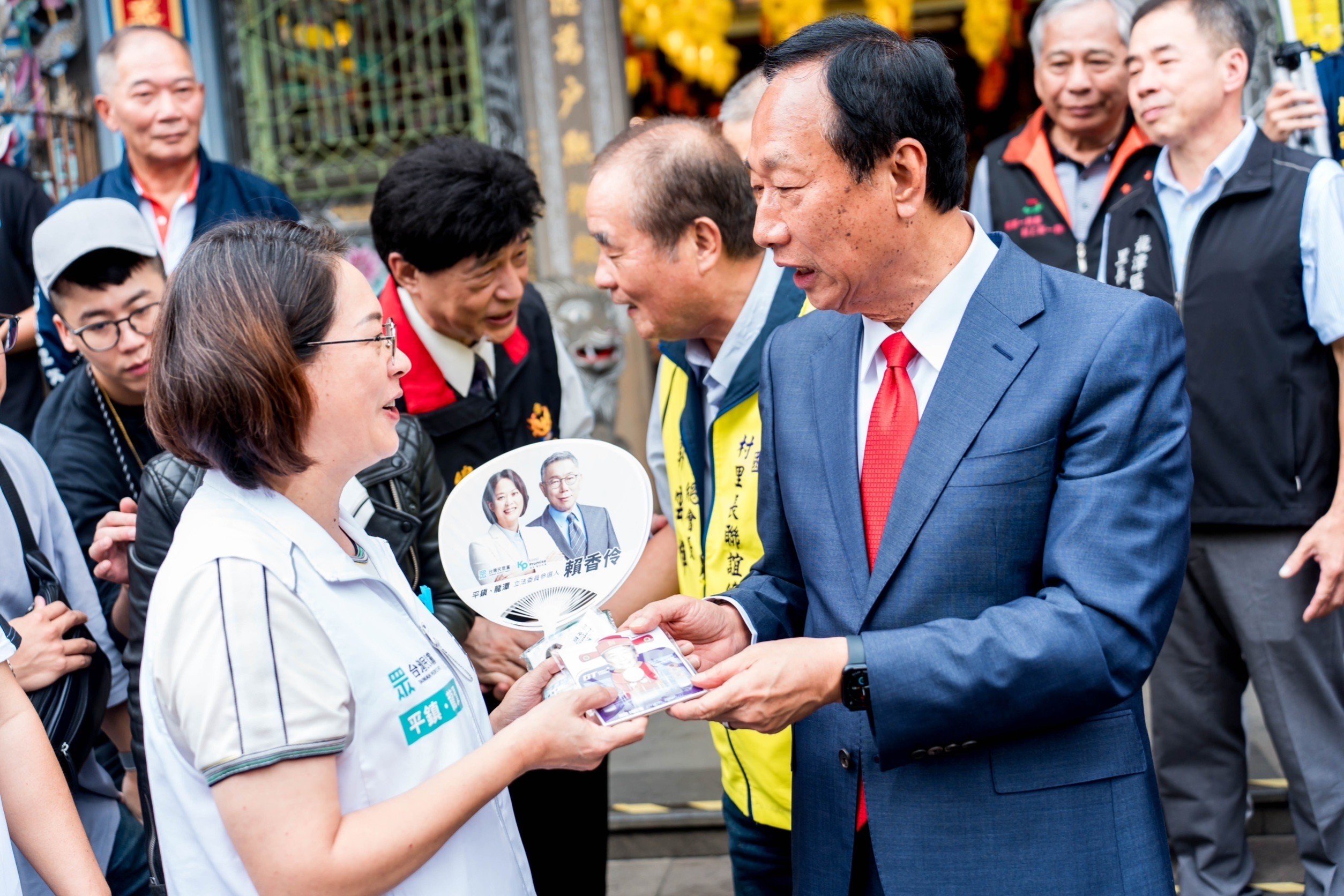 郭台銘20日至桃園義民廟參拜,「巧遇」民眾黨立委賴香伶。郭辦提供