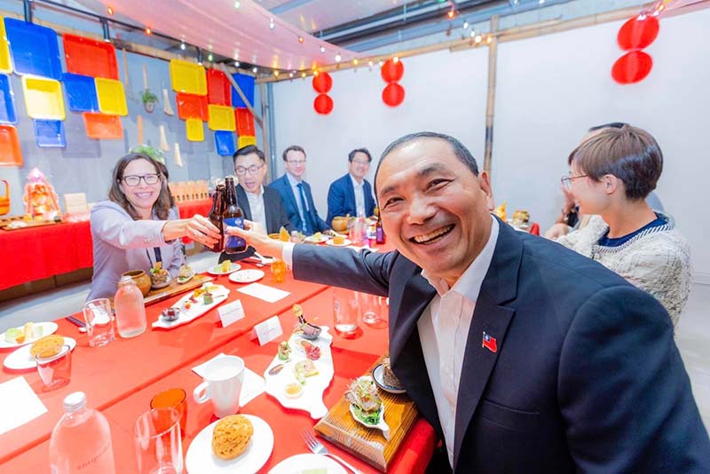 美國在台協會(AIT)主席羅森伯格在選前訪台,期間與國民黨總統參選人侯友宜餐敘。圖/引自侯友宜臉書