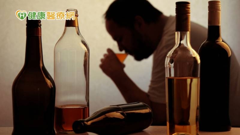 他天天喝超過10罐啤酒,頭暈、走路不穩不是醉 竟是罹「1症」險喝掛