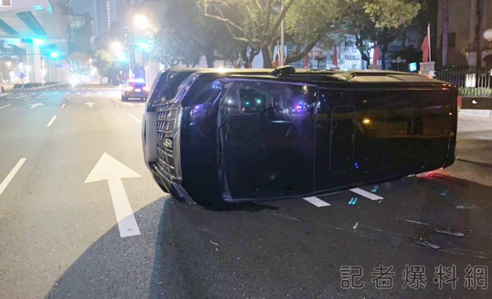「陸地頭等艙」Alphard自撞翻車 駕駛不見蹤影 61 547075 | 社會 社會 記者爆料網