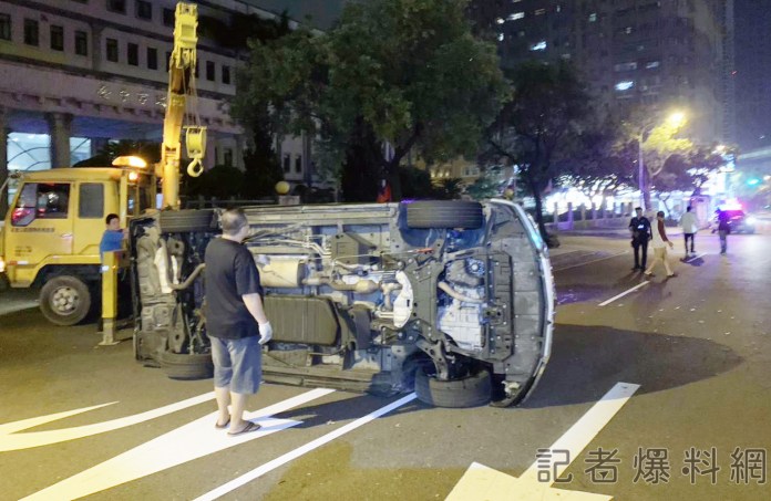 「陸地頭等艙」Alphard自撞翻車 駕駛不見蹤影 60 547076 | 社會 社會 記者爆料網