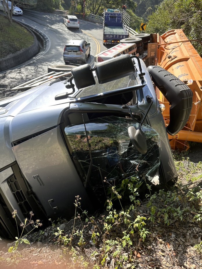 台14線 砂石車 翻覆