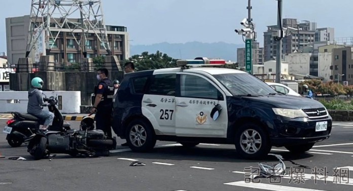 台中二分局警車追竊賊鳴笛過紅燈路口被撞 直行機車倒地2人受傷 65 台中,警車車禍,騎士,二分局