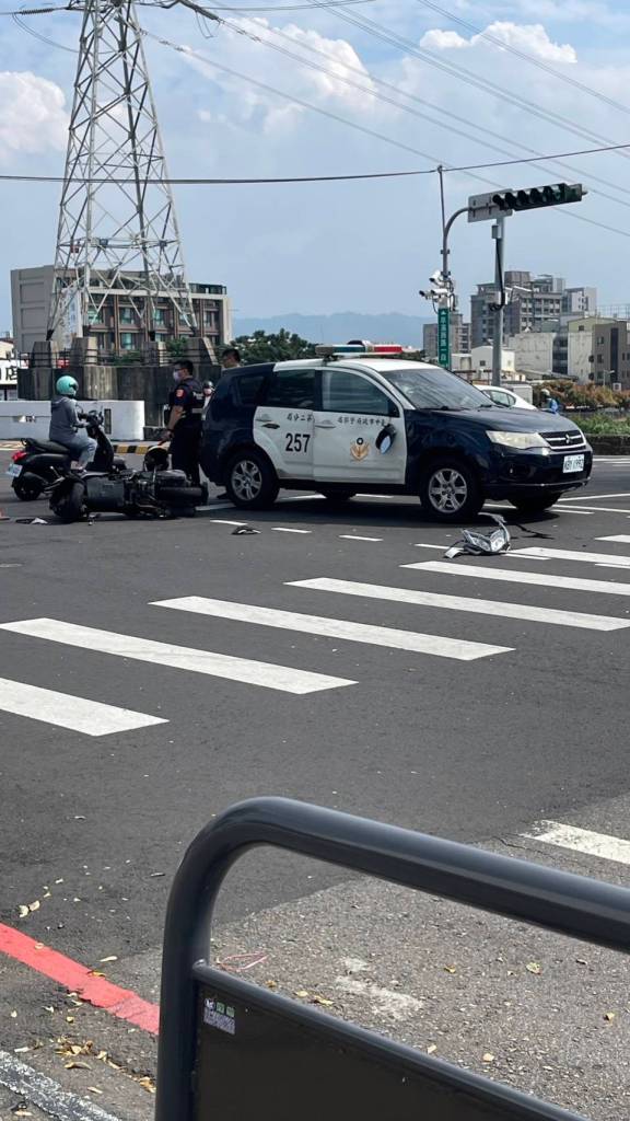 台中二分局警車追竊賊鳴笛過紅燈路口被撞 直行機車倒地2人受傷 63 台中,警車車禍,騎士,二分局