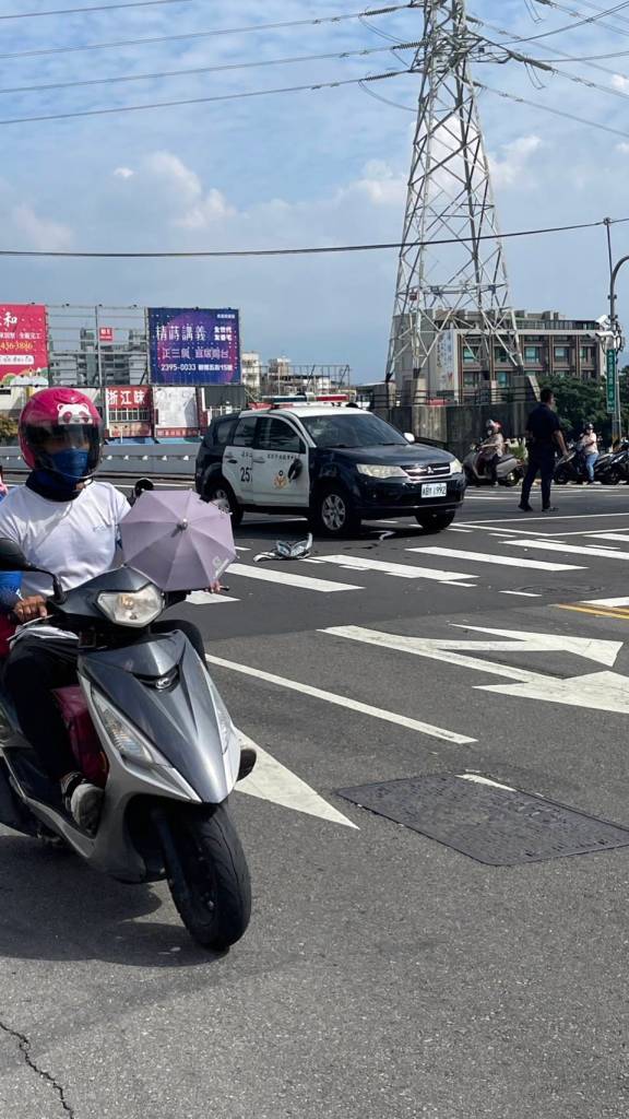 台中二分局警車追竊賊鳴笛過紅燈路口被撞 直行機車倒地2人受傷 64 288055 0 | 社會 社會 記者爆料網