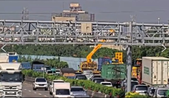 影/國1北上彰化埔鹽段連環車禍! 7公里內連2撞"車陣回堵逾10公里" 64 1697781978177 | 社會 社會 記者爆料網