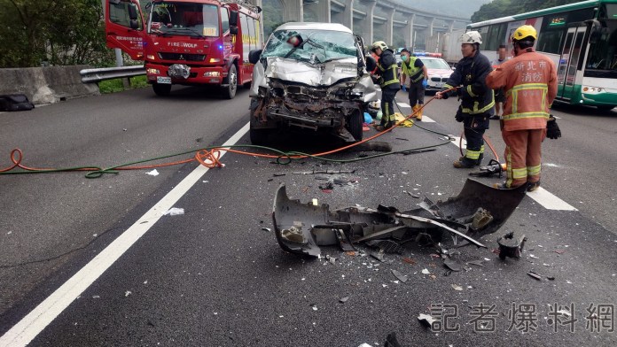 國道林口段小貨車追撞大貨車 駕駛受困獲救送醫搶救宣告不治 66 20231020 091057 scaled | 社會 社會 記者爆料網