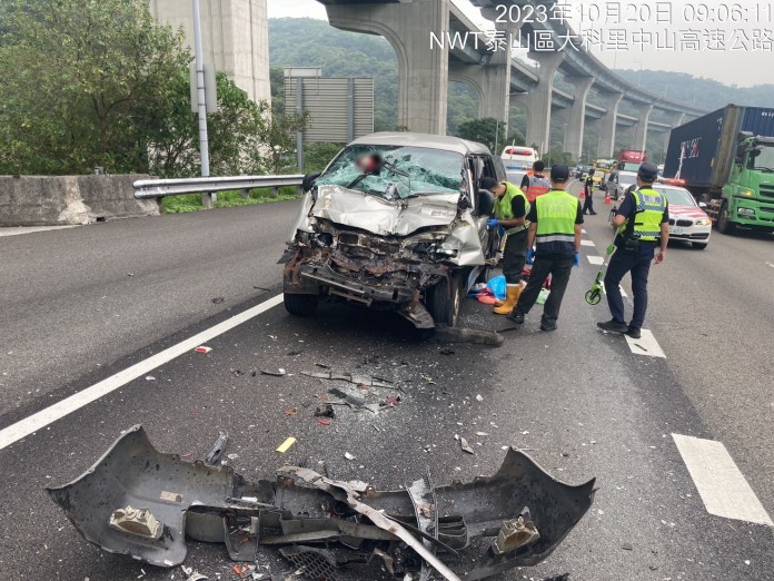 國道林口段小貨車追撞大貨車 駕駛受困獲救送醫搶救宣告不治 65 S 41500676 | 社會 社會 記者爆料網