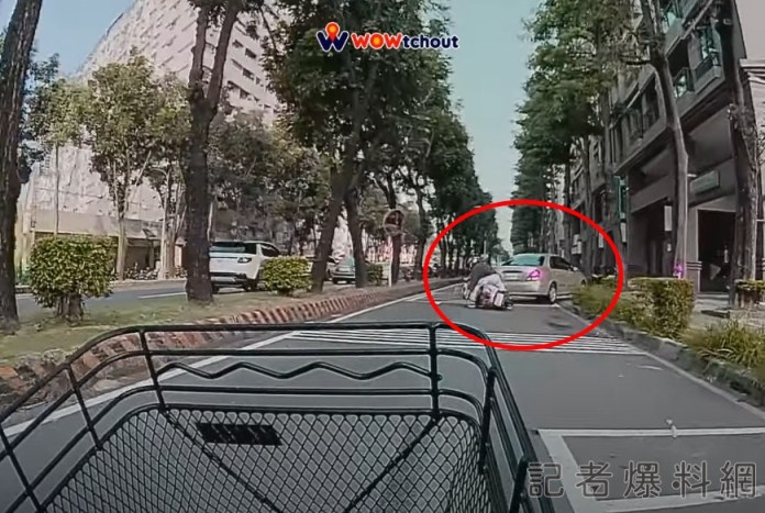 高雄離譜騎士撞了就跑!轎車右轉車尾挨撞 騎士一秒起身加速落跑 69 高雄,左營,騎士,肇逃