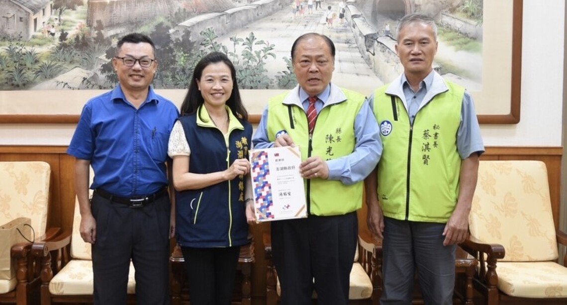 陳光復獲頒國慶感謝狀 校外會督導黃淑菁感謝縣長全力支持馬公高中國慶領唱