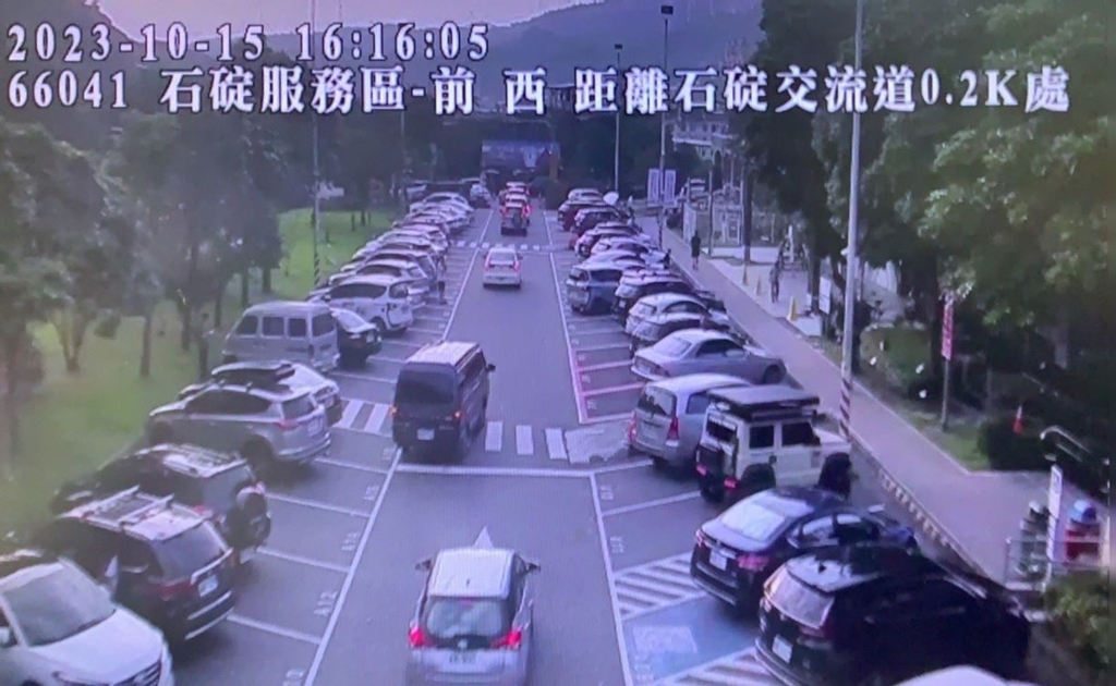 石碇服務區A區週末假日停車現況（圖：交通部高公局）