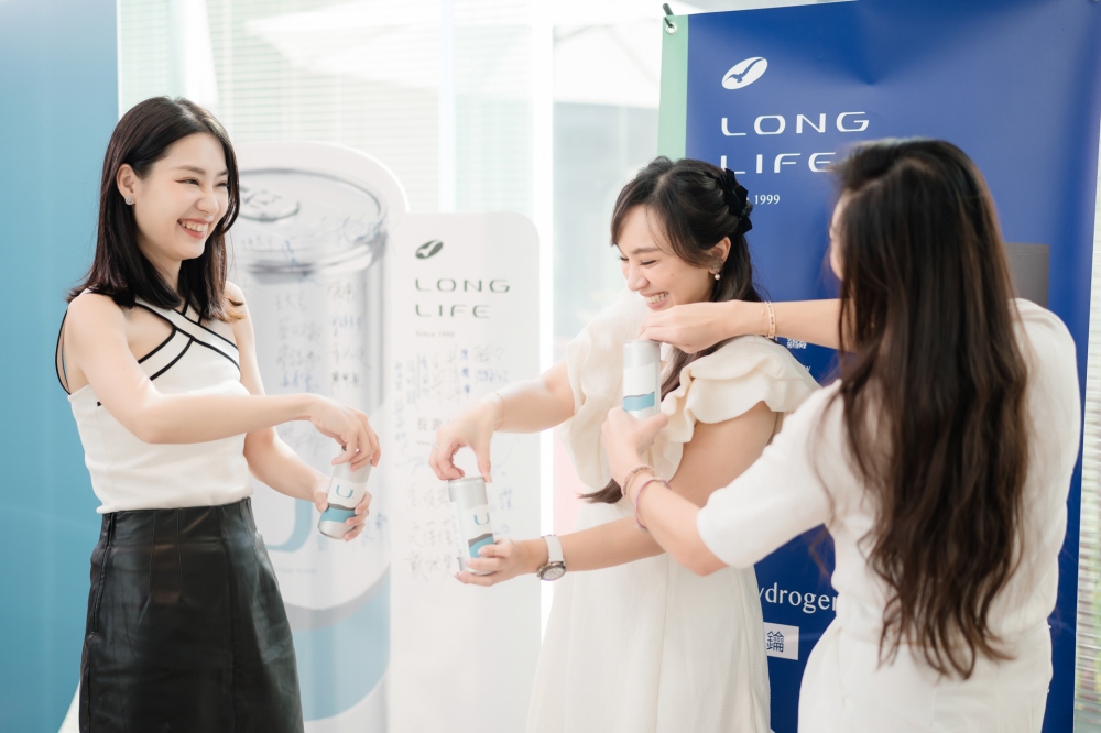 ▲長壽村最新推出「U氫+」罐裝氫水,將來自埔里的水源,運用獨步全球的獨家專利技術,使之成為pH值 9.0的鹼性水。(LONG LIFE長壽村/提供)