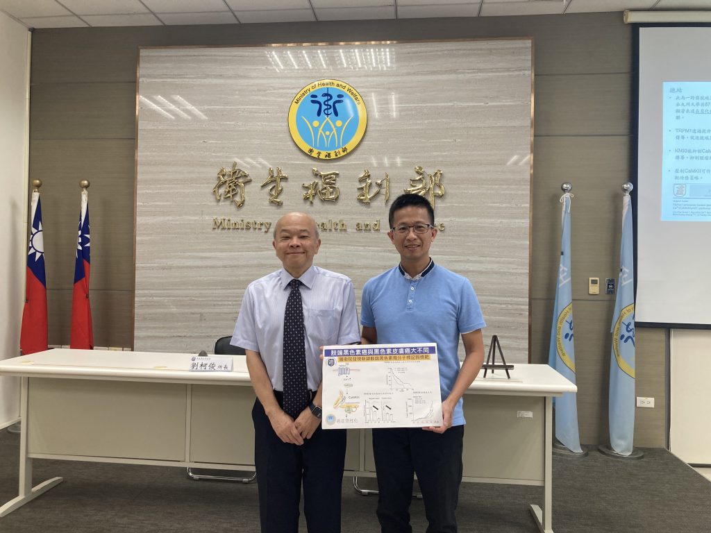 國衛院癌研所劉柯俊所長、沈哲宏助研究員合影。(圖/國衛院提供)