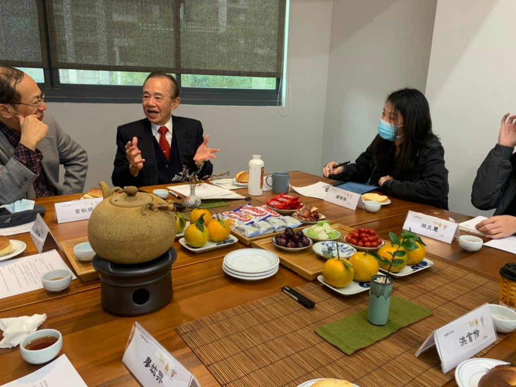 台北大學越齡茶話邀請前福邦證券董事長丁桐源(左2)分享「健康學老」五堂課與學生共融共學。(圖/北大社科院高齡社區研究中心提供).