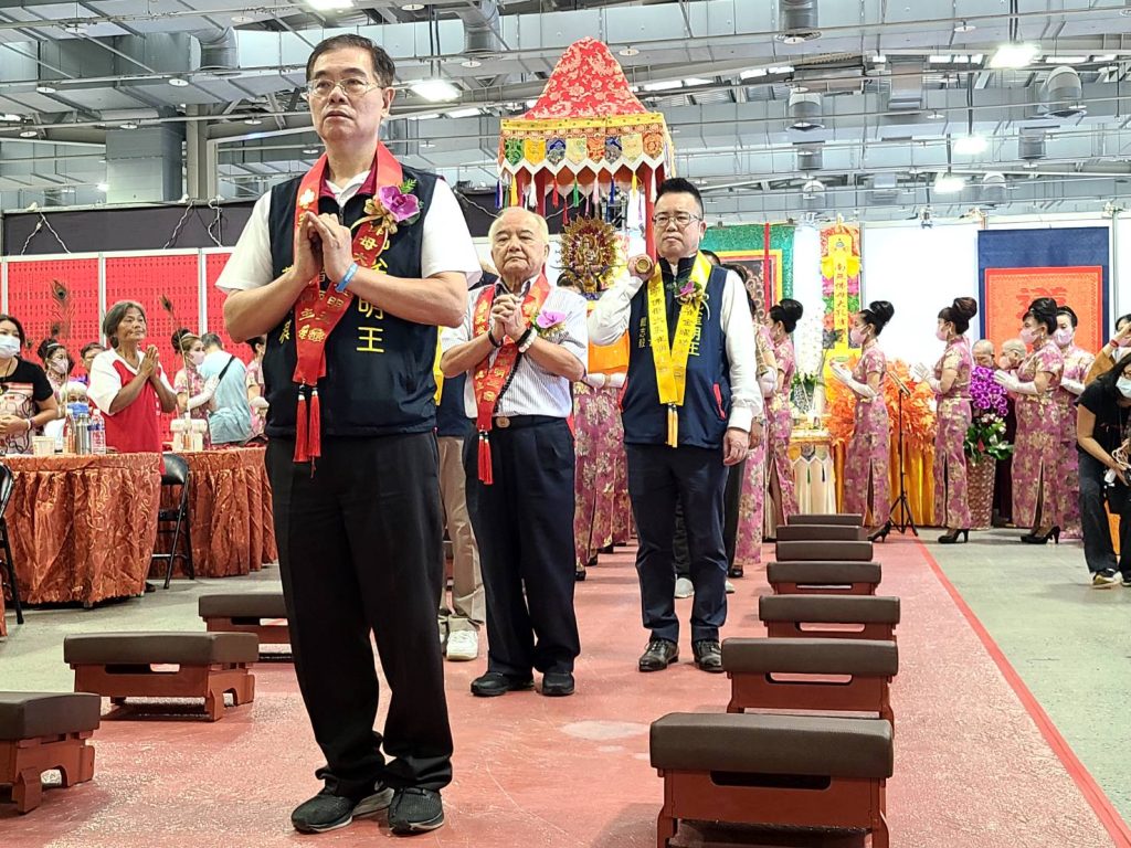 中華世界全民念佛會理事長蔡鴻祺恭迎孔雀明王進會場。（記者林金聖攝）