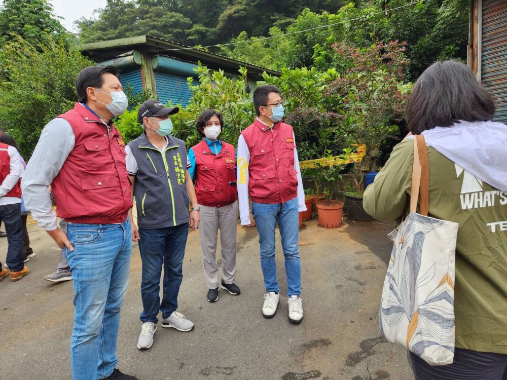 《圖說》朱惕之副市長帶領市府團隊四區聯合孳清,嚴防登革熱疫情。〈衛生局提供〉