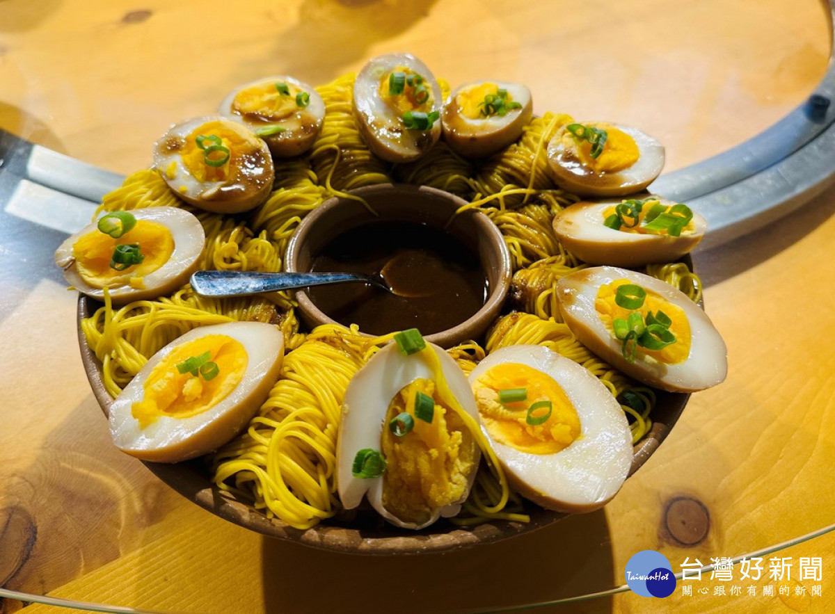 「招和食山」的「雲端饗宴食光」,由返鄉青年廚師湯澤慶精心設計的創意客家料理-山城溏心薑黃麵線以在地食材製作而成。(圖/記者王丰禾攝)