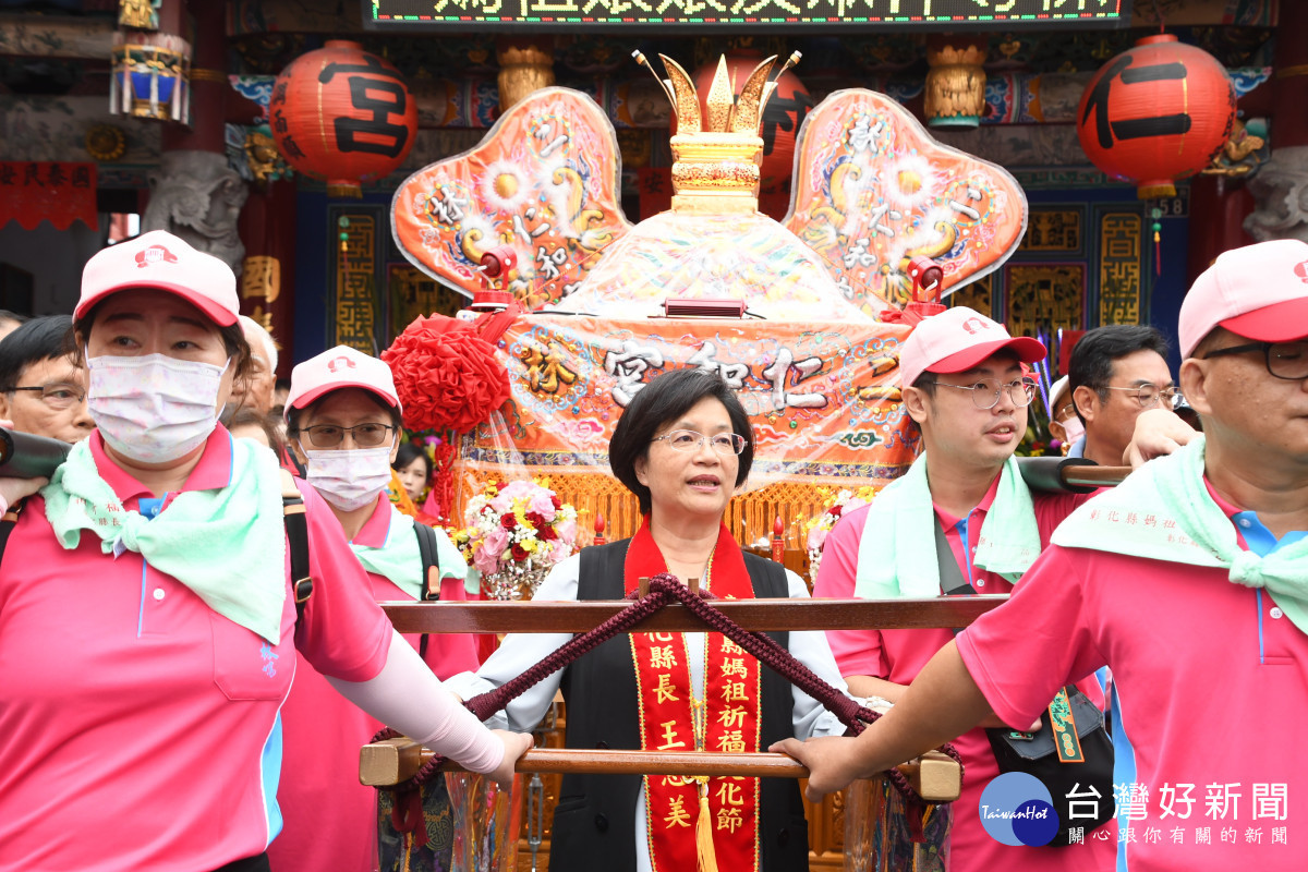 縣長王惠美扶媽祖鑾駕，放起馬炮後，隊伍浩浩蕩蕩出發，繞境二林街區。圖／記者鄧富珍翻攝