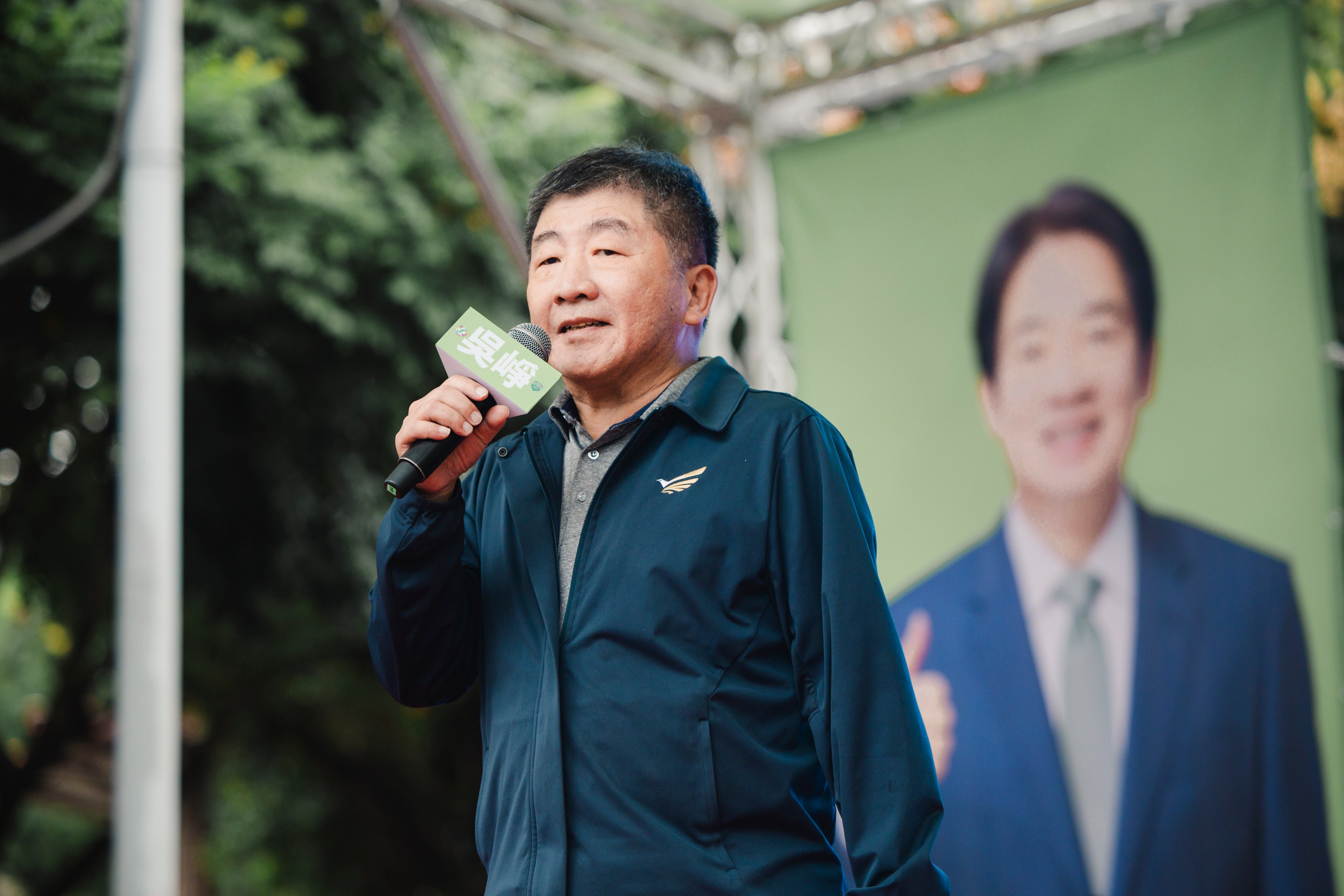 衛福部前部長陳時中替民進黨立委參選人吳崢站台。吳崢競選團隊提供